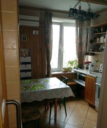 Сдам просторную комнату для работающих жильцов.
