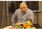 Заботливый и любящий Аполлон, разыскивает амбициозную Королеву Заходи